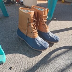 Blue Suede Shoes Floral Lined Duck Boots – Women’s Size 8 (Tan/Navy)